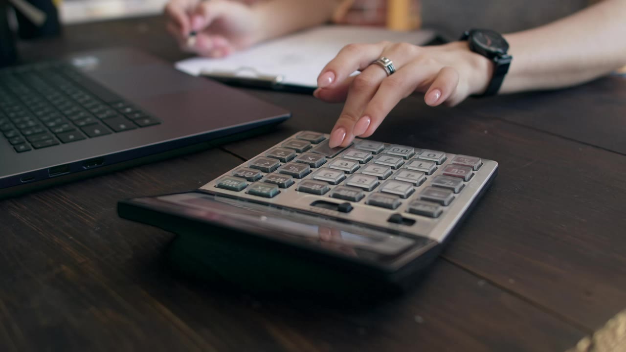 Equipe analisando o controle financeiro de uma obra sobre a mesa